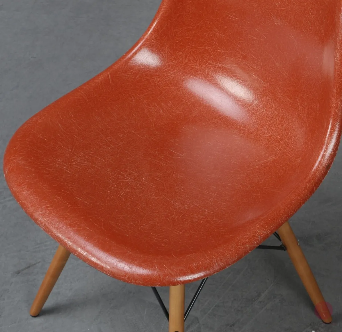 Vitra Eames Side Chair Terracotta Rot Fiberglass Orange mit Holzgestell gebraucht