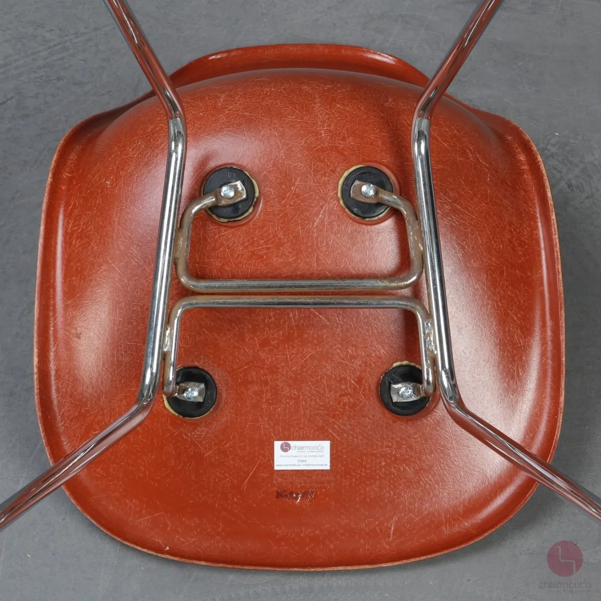 Vitra Eames Side Chair Terracotta Rot Fiberglass mit Metallgestell gebraucht