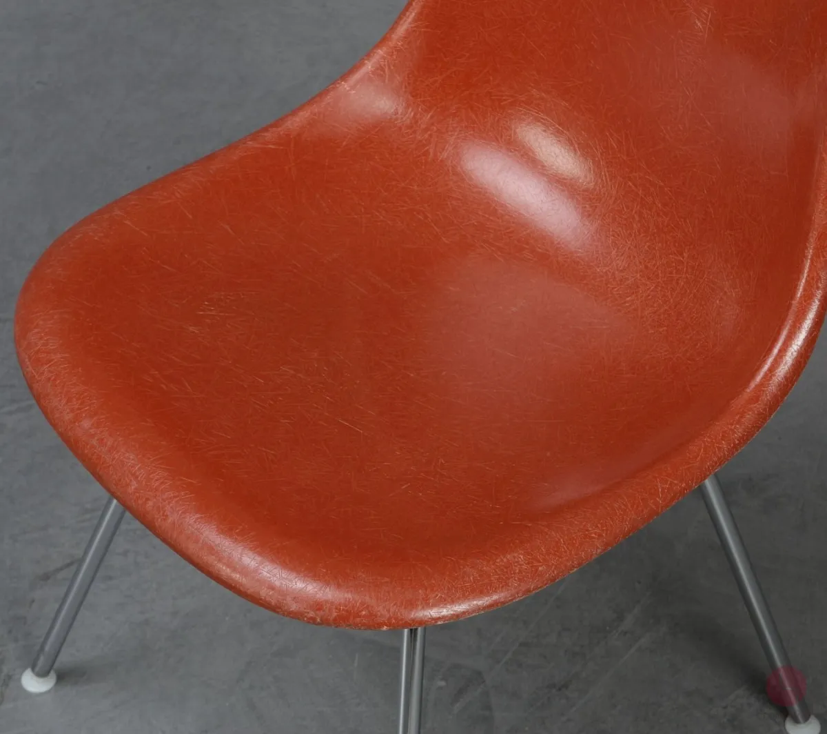 Vitra Eames Side Chair Terracotta Rot Fiberglass mit Metallgestell gebraucht