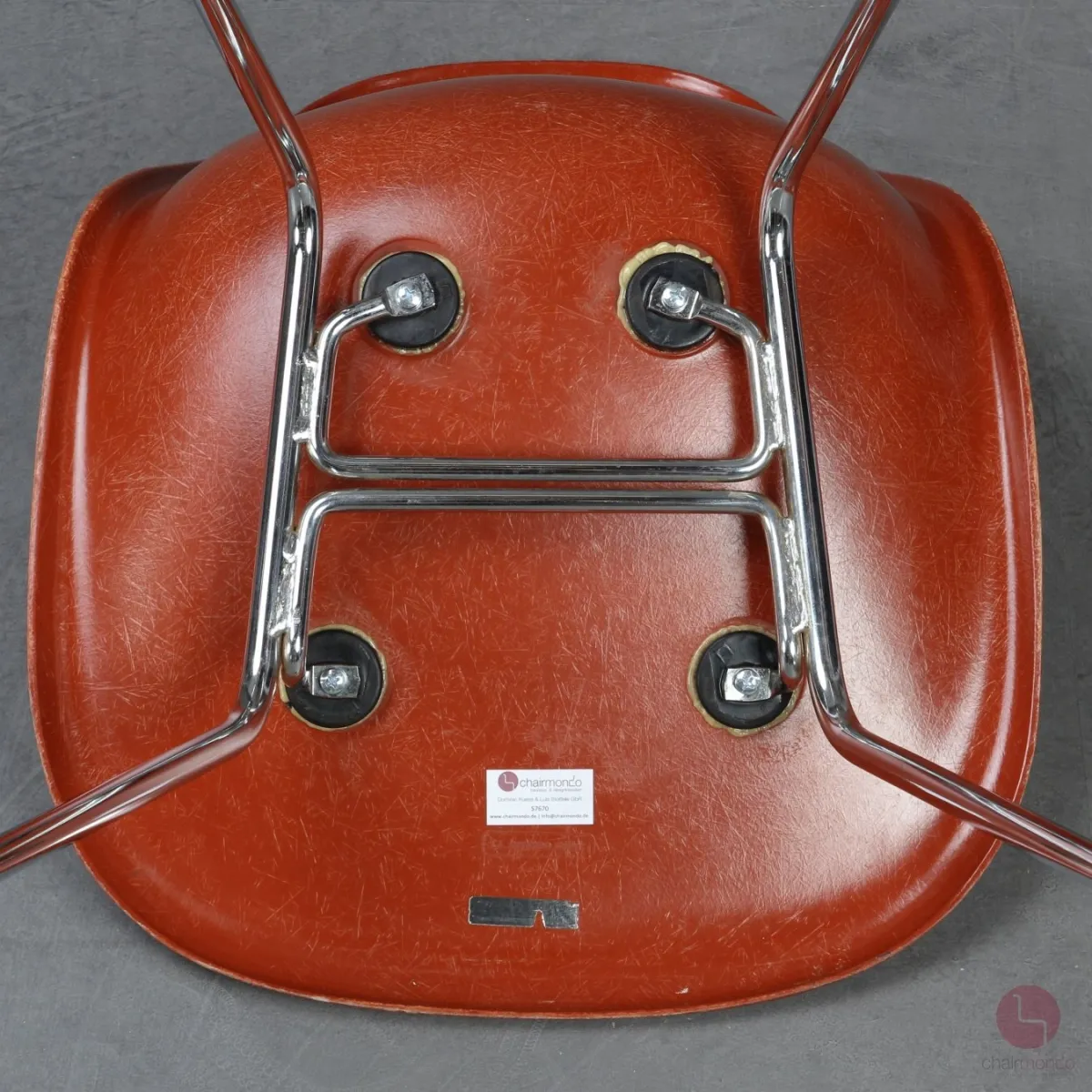 Vitra Eames Side Chair Terracotta Rot Fiberglass mit Metallgestell gebraucht