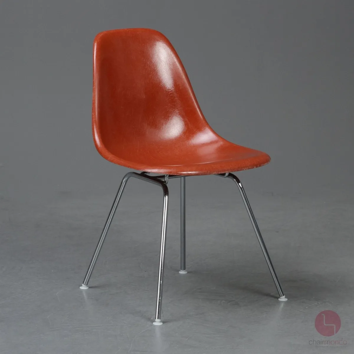 Vitra Eames Side Chair Terracotta Rot Fiberglass mit Metallgestell gebraucht