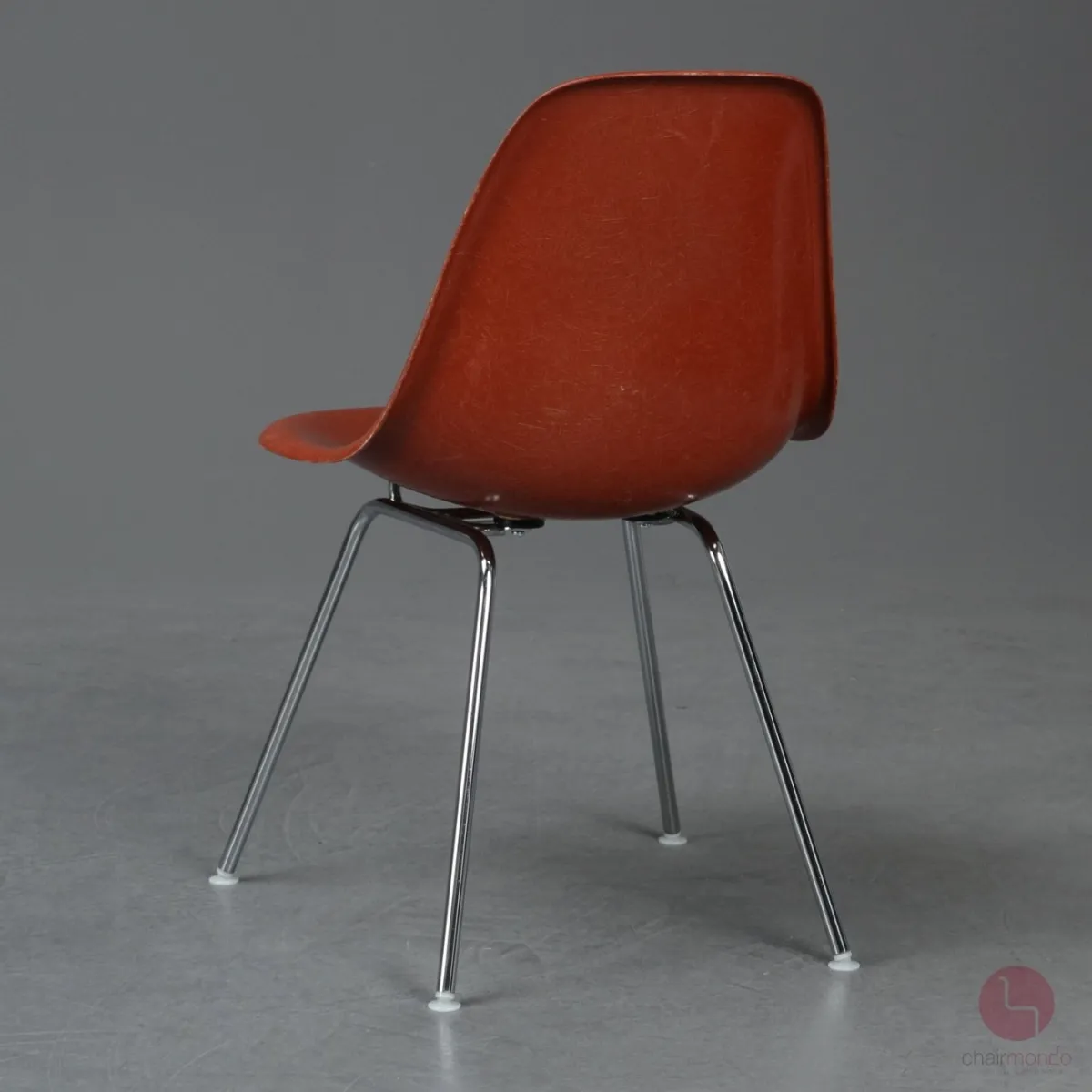 Vitra Eames Side Chair Terracotta Rot Fiberglass mit Metallgestell gebraucht