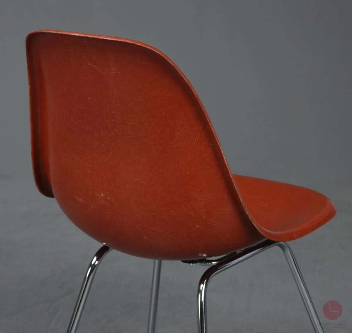 Vitra Eames Side Chair Terracotta Rot Fiberglass mit Metallgestell gebraucht