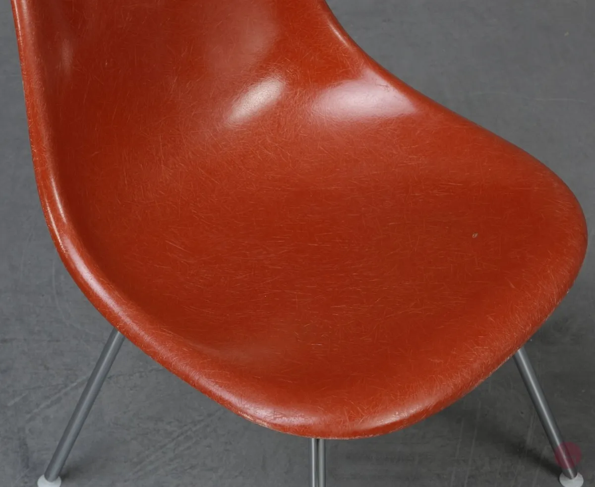 Vitra Eames Side Chair Terracotta Rot Fiberglass mit Metallgestell gebraucht