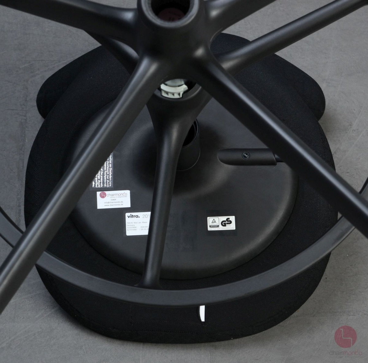 Vitra Pivot Hochstuhl mit schwarzem Stoffbezug höhenverstellbar gebraucht