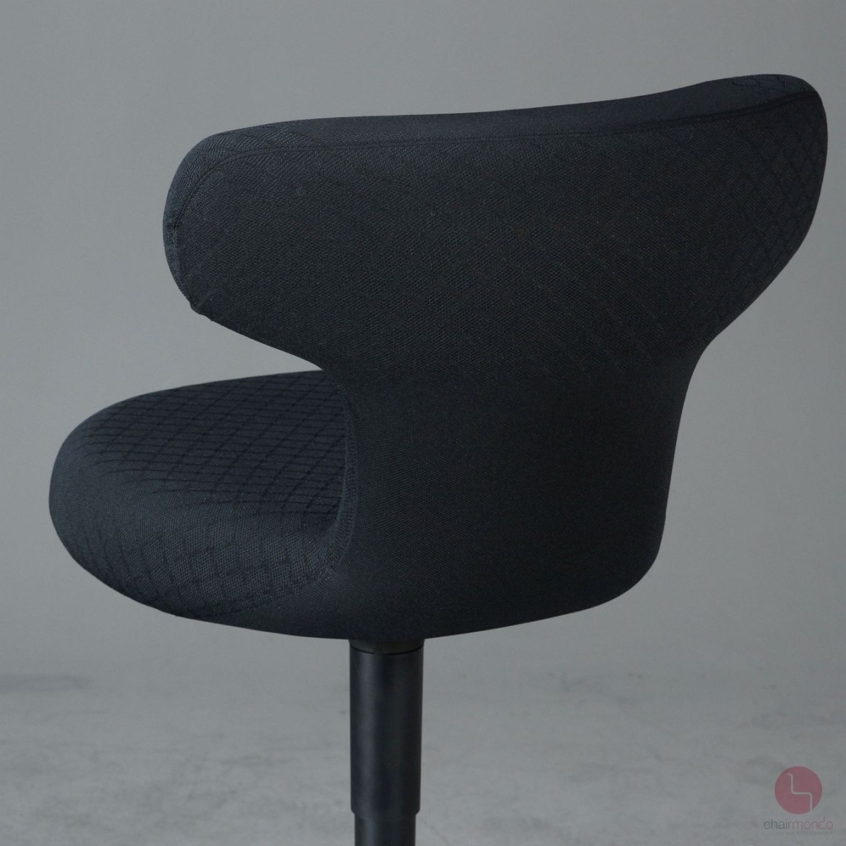 Vitra Pivot Hochstuhl mit schwarzem Stoffbezug höhenverstellbar gebraucht