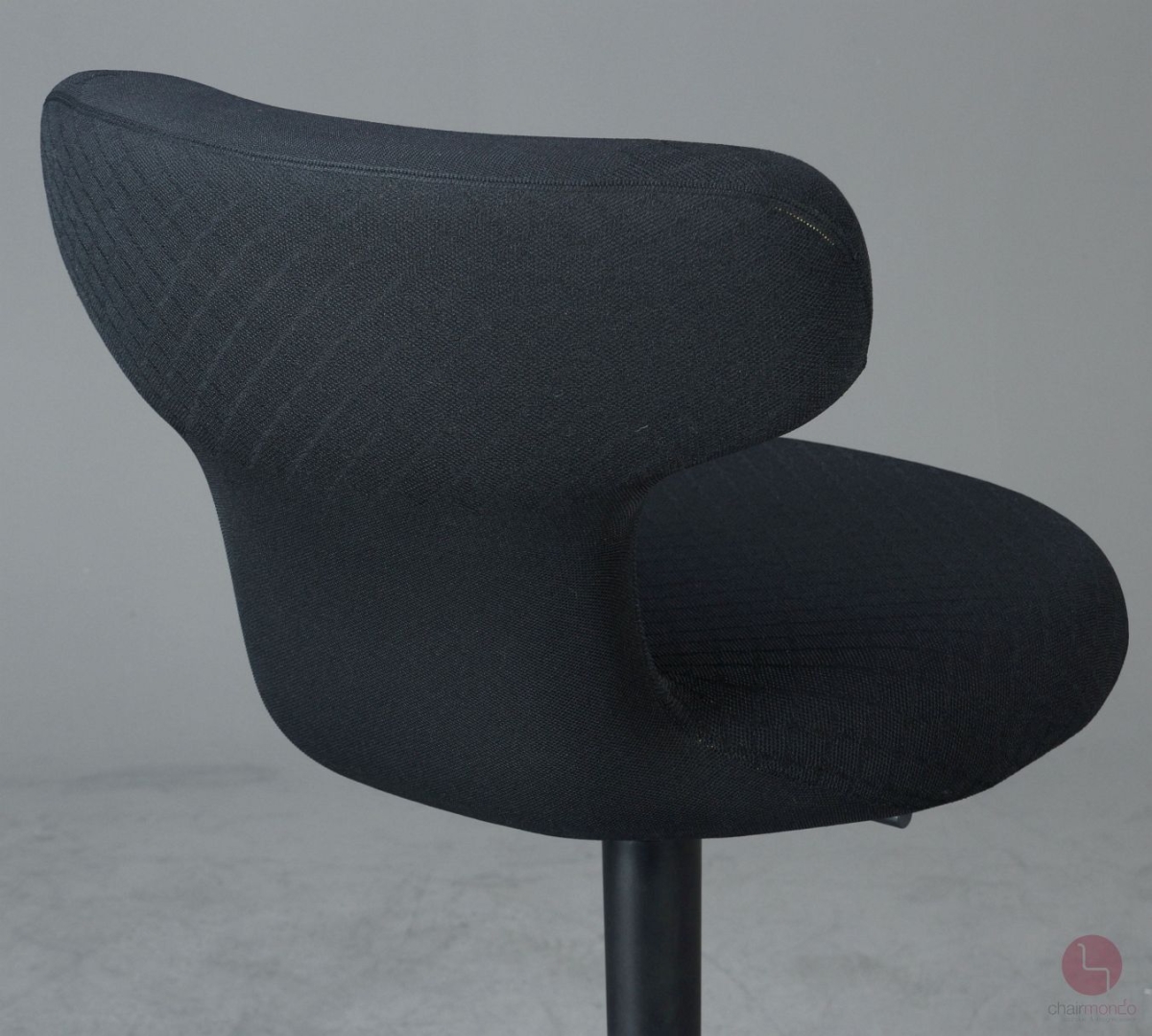Vitra Pivot Hochstuhl mit schwarzem Stoffbezug höhenverstellbar gebraucht