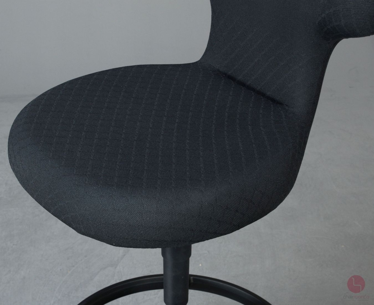 Vitra Pivot Hochstuhl mit schwarzem Stoffbezug höhenverstellbar gebraucht