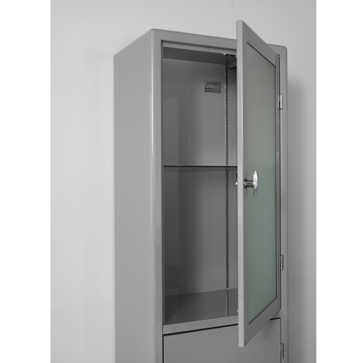 müller möbelfabrikation SB 422 - 2 Glasvitrine mit satinierter Glastür und Metalltür in grau Detailbild Tür