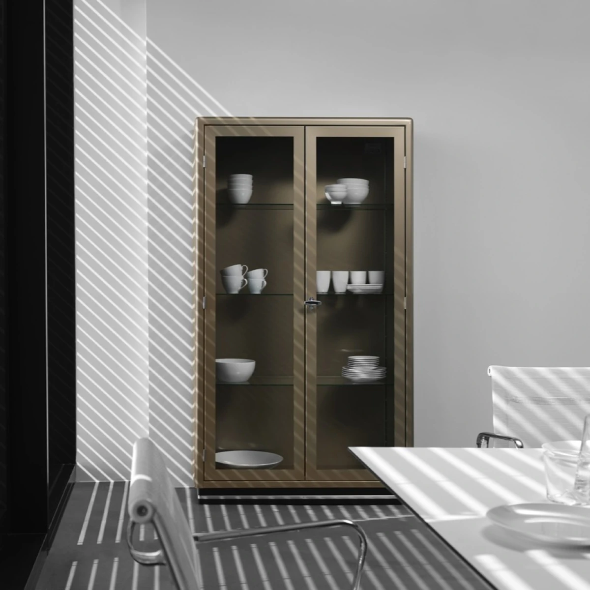 müller möbelfabrikation SB 424 Vitrine mit Glastüren in beige Interieurbild